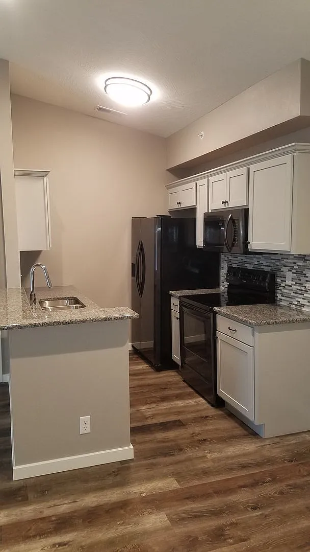 Building Photo - 325 Majestic Dr #136