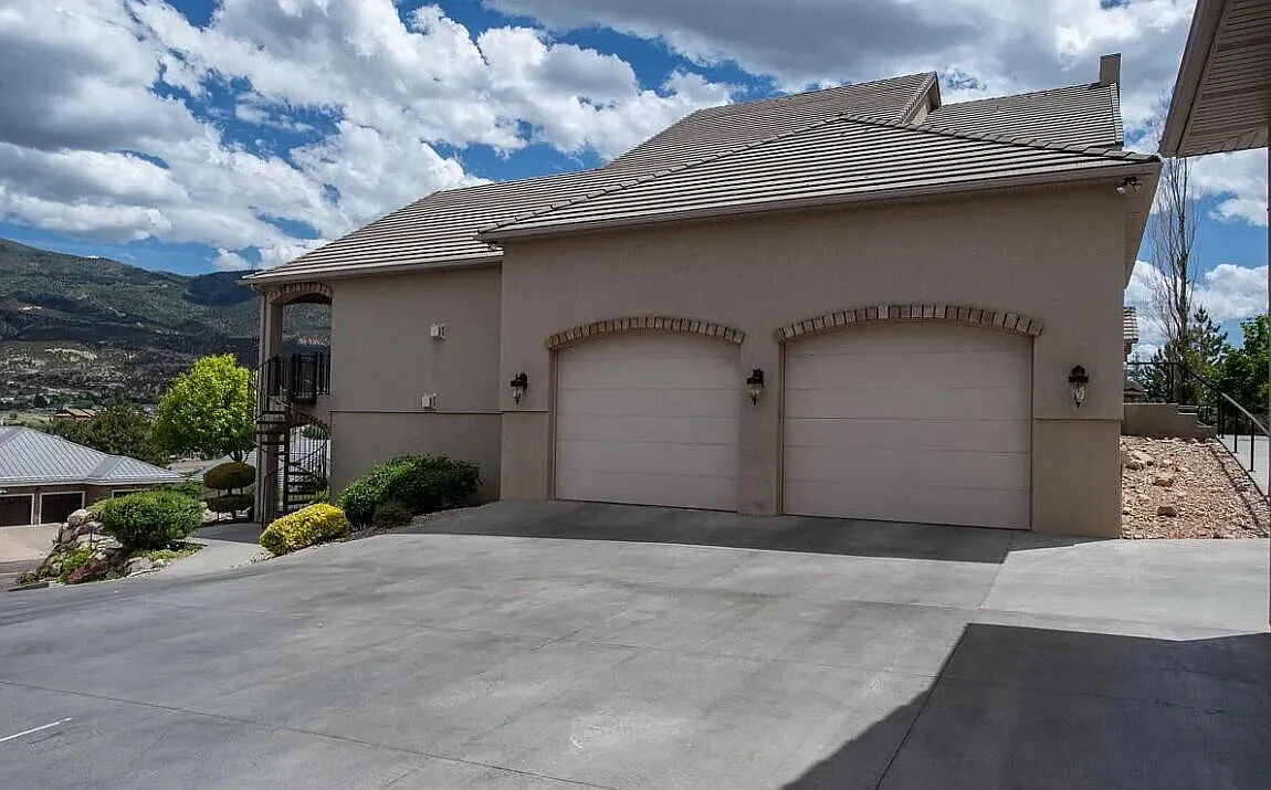 7 bed, 6.5 bath, 7800 sqft — Photo 3