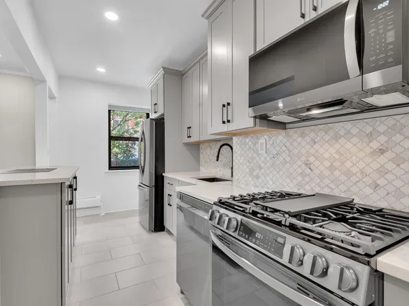 130 Bayridge Parkway 1C image 3 of 10