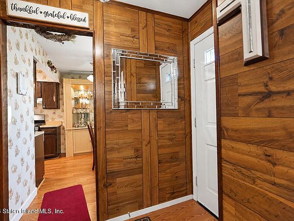 3rd image of 207 Regis Dr