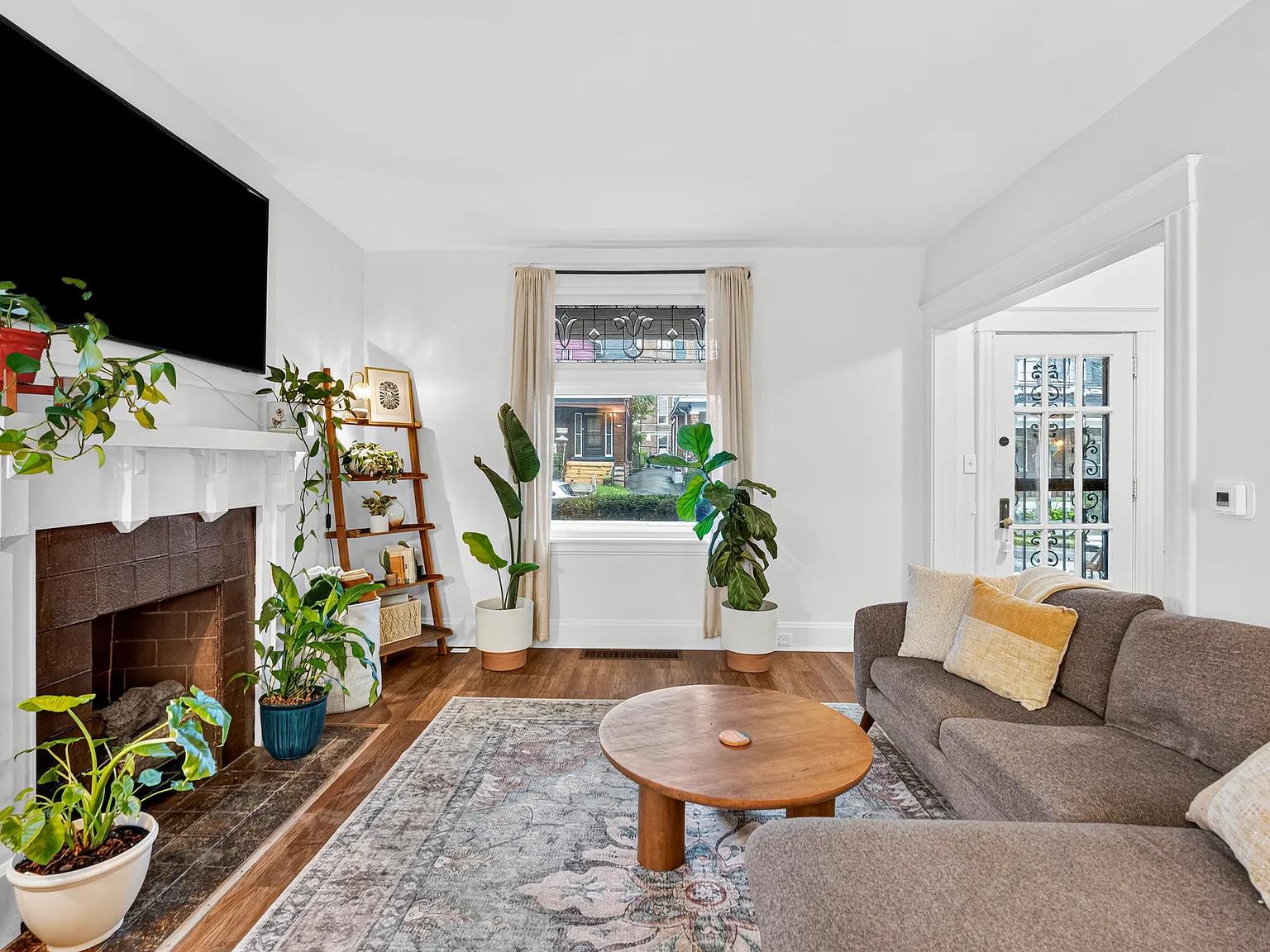 3 bed, 1600 sqft, $2,500 — Photo 1