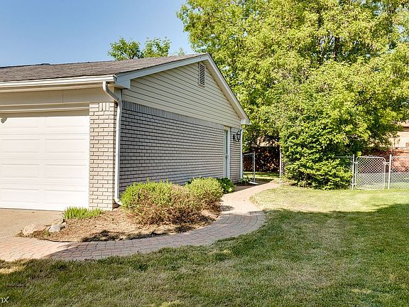 2nd image of 6922 Leslee Crest Dr