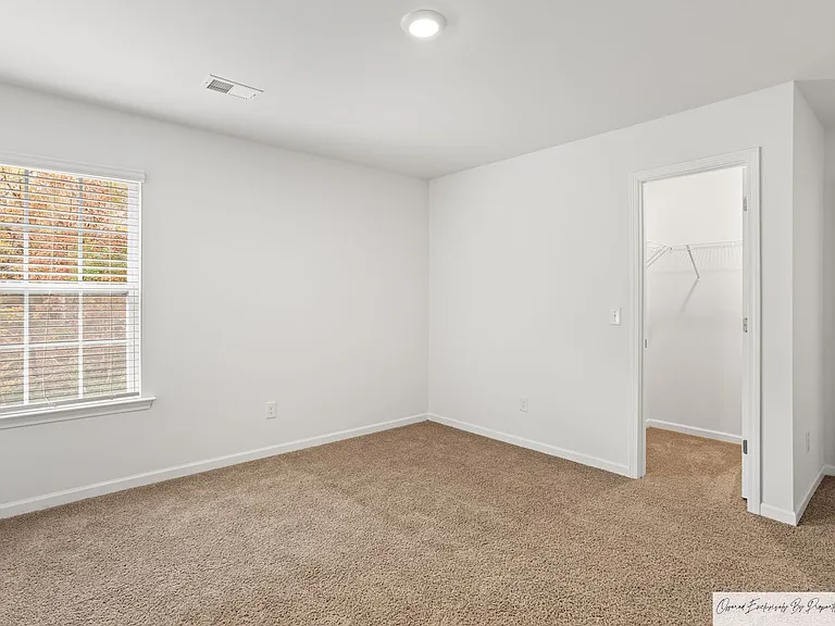 568 Stone Hollow Dr — Photo 32
