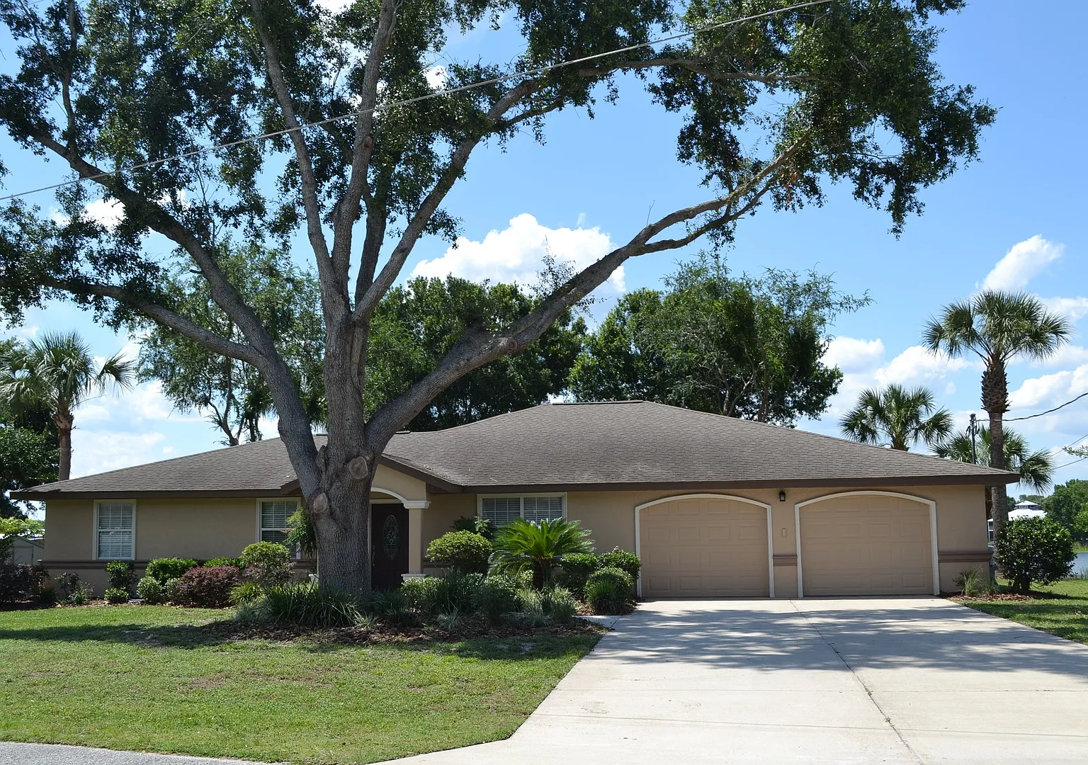 Lake Weir - Bird Island Rental - 5/3/2 Water Front Living at it's Best! — Photo 2