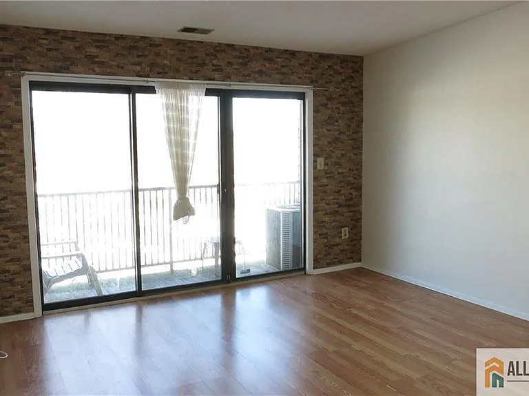 363 Lancaster Ct — Photo 8