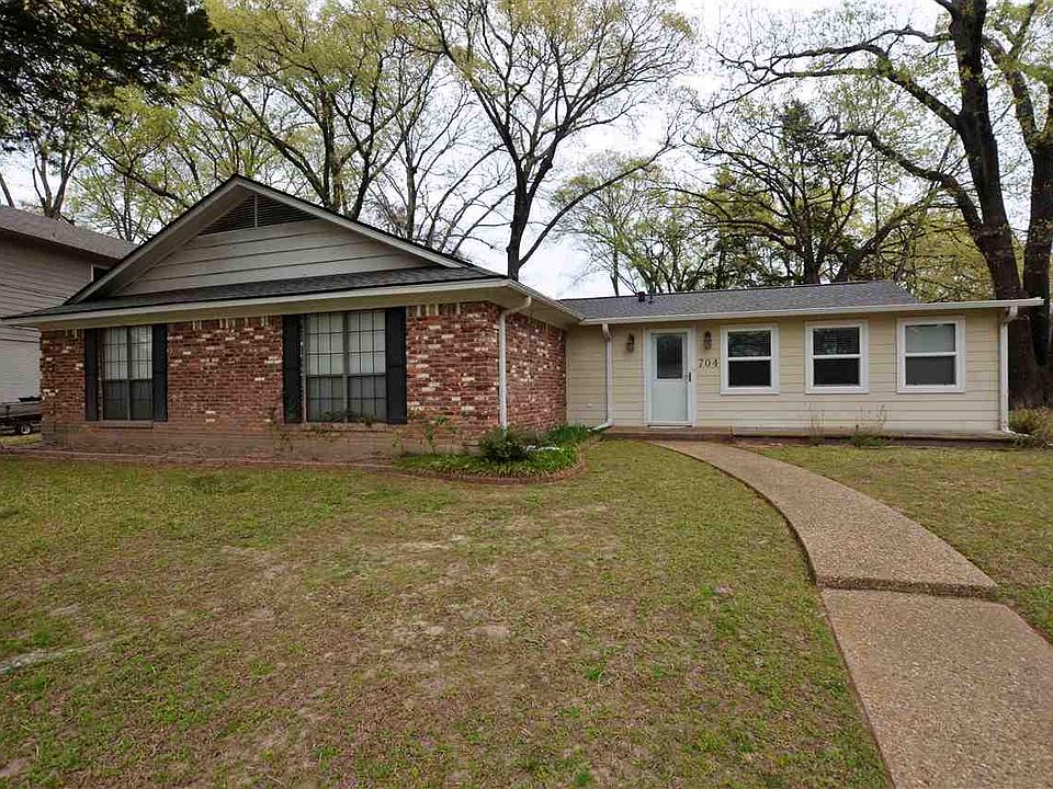 1st image of 704 Oxford Dr