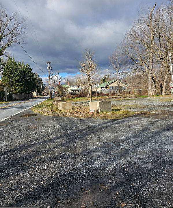 2nd image of Michaels Mill Rd