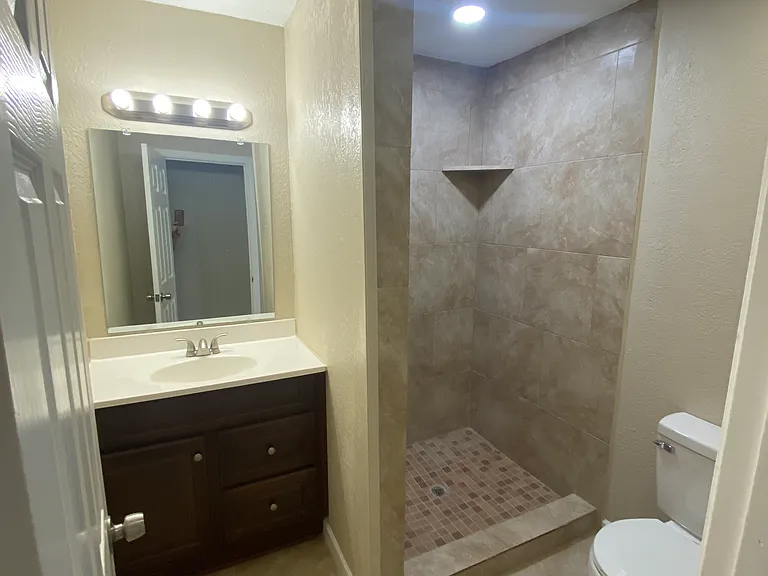 220 Laurel St — Photo 15