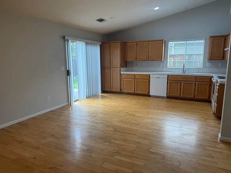 562 Stetson Way — Photo 6