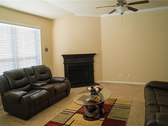 3rd image of 616 S Heights Dr