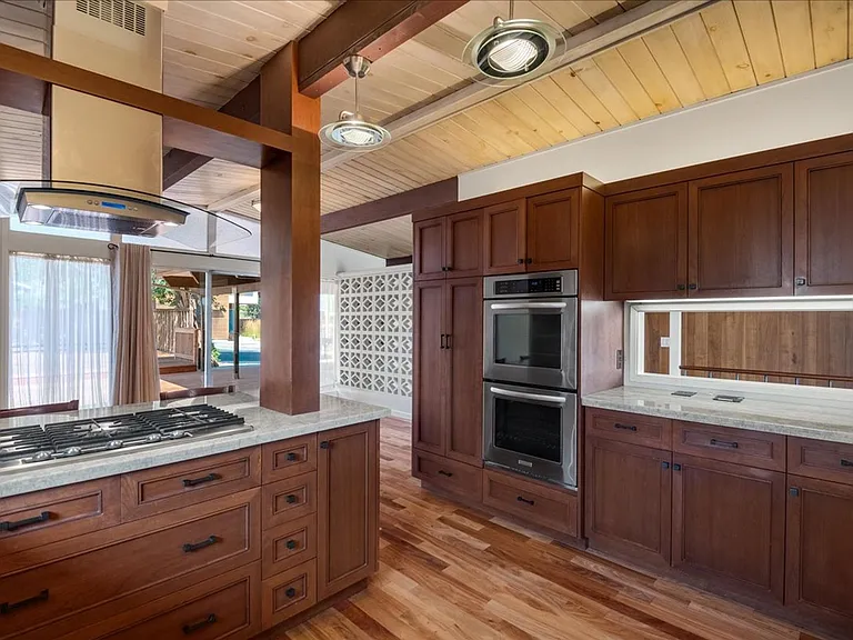 2209 Thurm Ave — Photo 7
