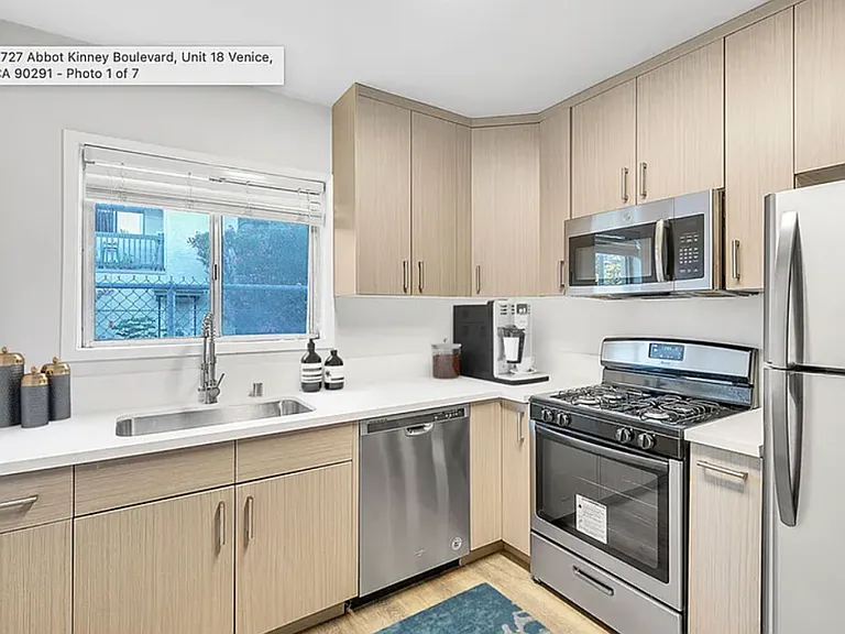 2727 Abbot Kinney Apartments, Venice CA — Photo 11