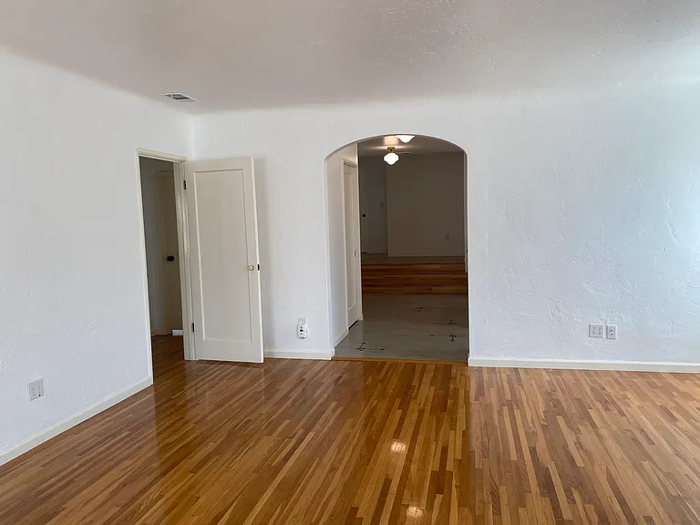 1615 Phillips Ln — Photo 6