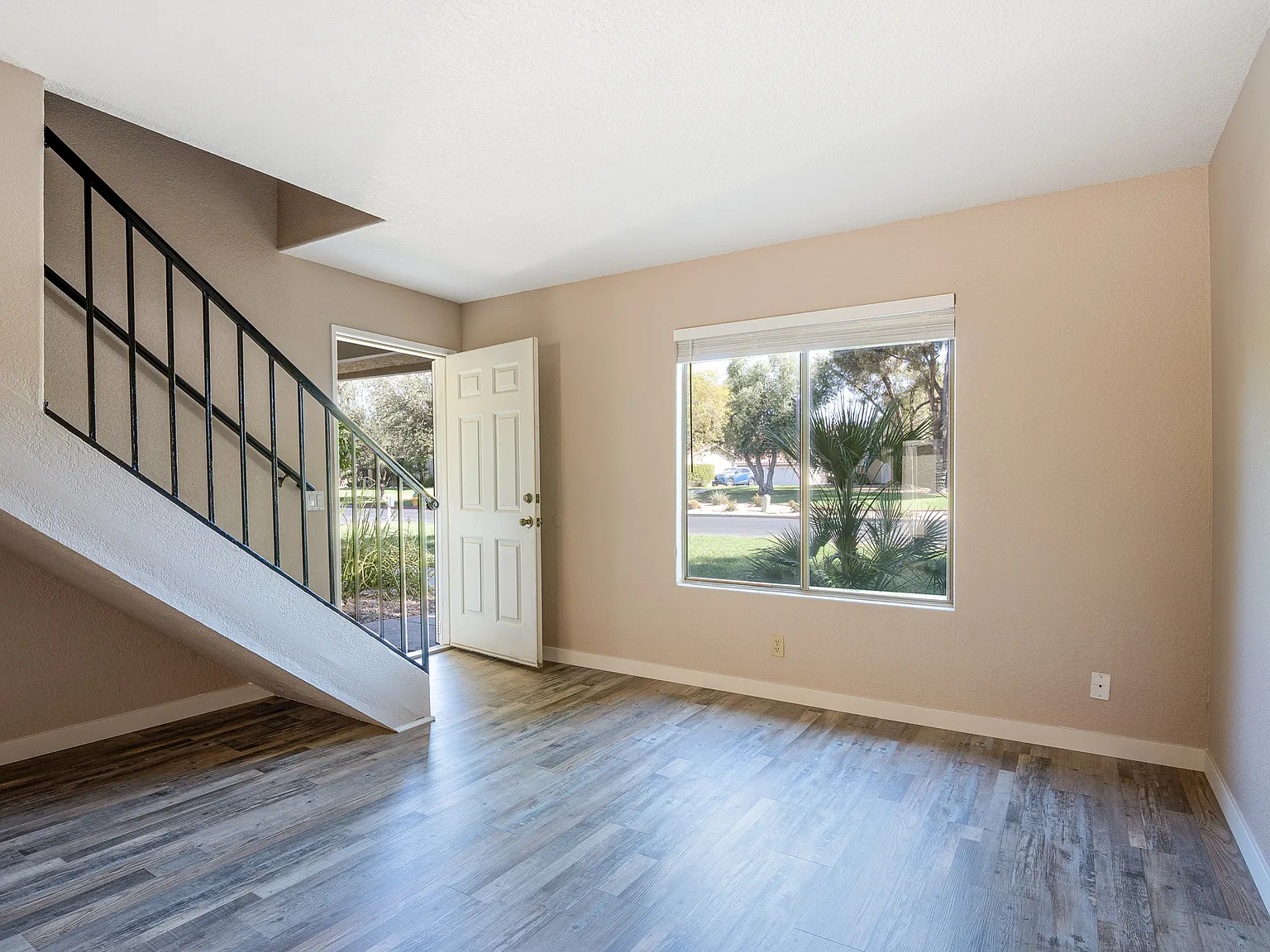 3 bed, 1288 sqft, $2,600 — Photo 2
