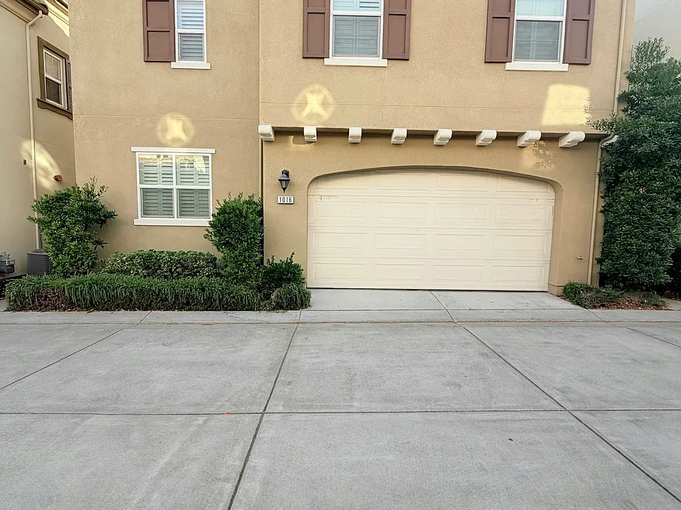1016 Applewood Dr