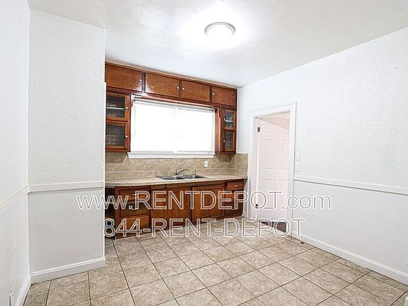 4th image of 1612 S Grand Ave