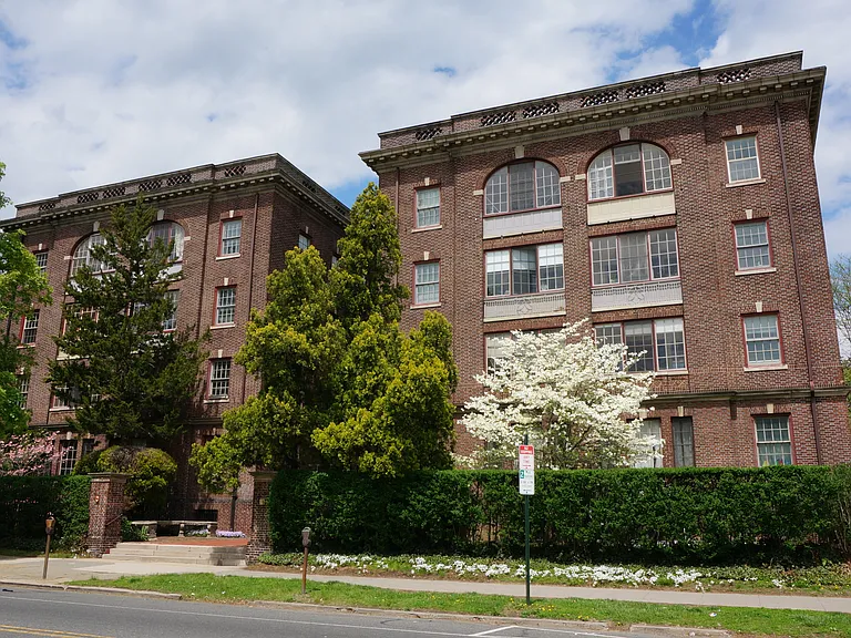 Fairfax Apartments — Photo 9