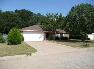 916 Red Oak St, Azle, TX 76020