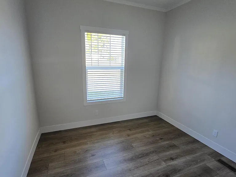 2208 Oak St — Photo 16