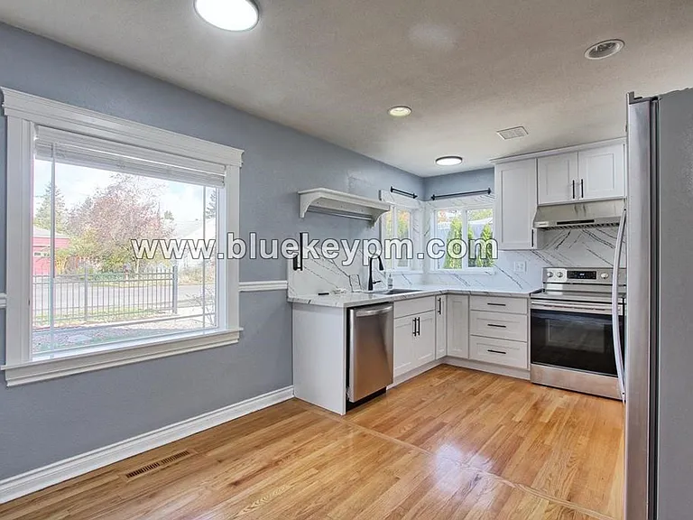 12220 SE Mill St — Photo 5