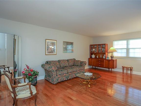 5th image of 14 Milford Ln APT 8B