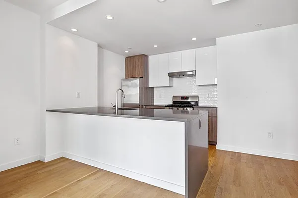 Rented by Greystar | media 18