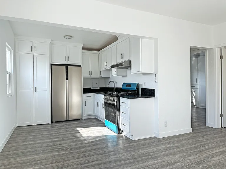 637 E 23rd St #4 — Photo 5