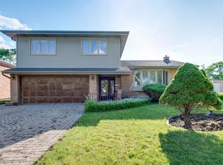 604 S Crestwood Ln, Mount Prospect, IL 60056