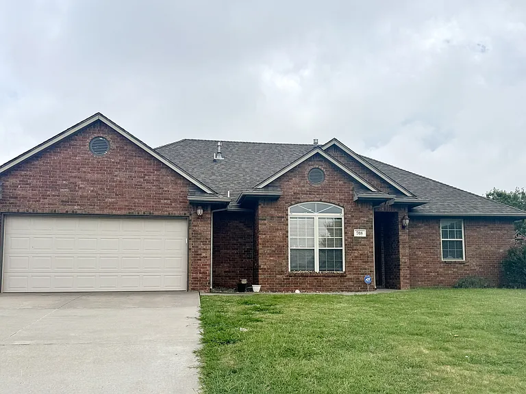 708 Cougar Ln — Photo 1