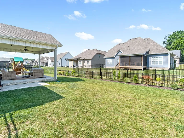 516 Bowden Dr — Photo 32