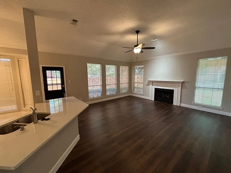 2316 London Dr — Photo 5