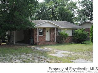 1817 Dewsberry Dr, Fayetteville, NC 28304