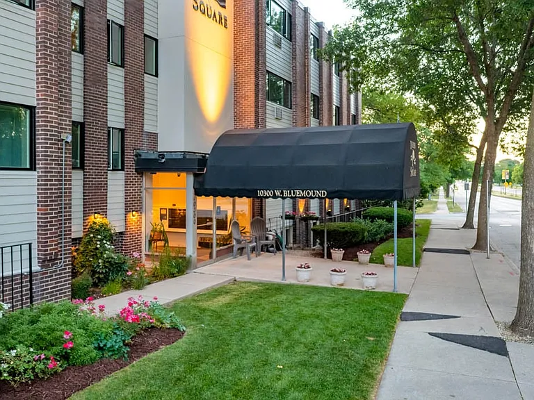 Dolphin Square Apartments — Photo 1