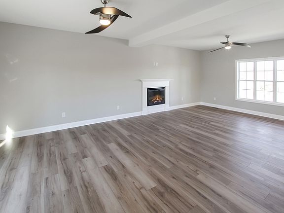 3rd image of 112 Live Oak Ln