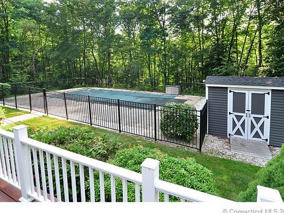 5th image of 26 Country Club Ln
