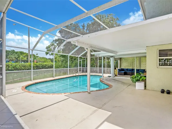 770 NW 207th Ter, Pembroke Pines, FL 33029
