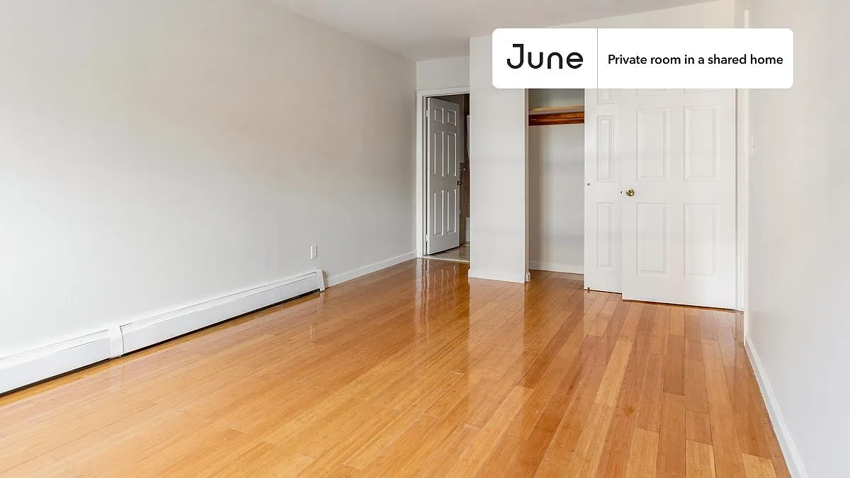 Queen bedroom in 4 bed/2 bath home in Flatbush #1648 D — Photo 4