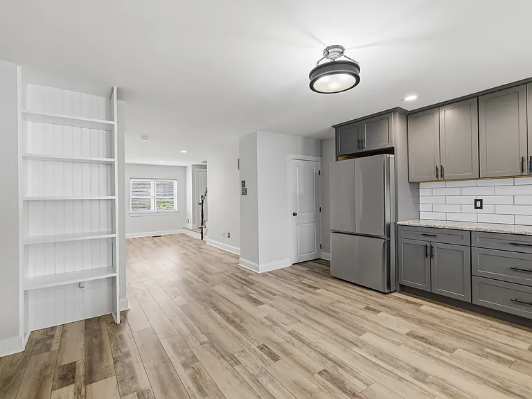 321 W 12th Ave — Photo 8
