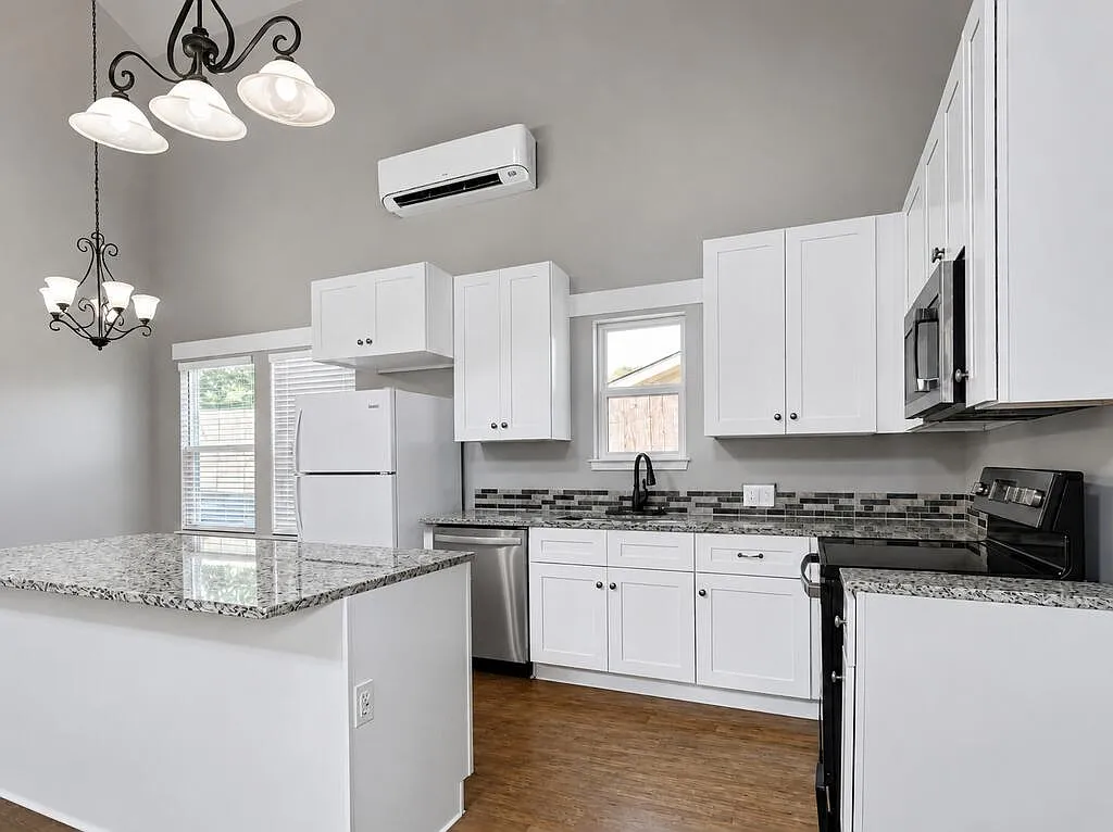 3 bed, 2.5 bath, 1464 sqft, $2,100 — Photo 3