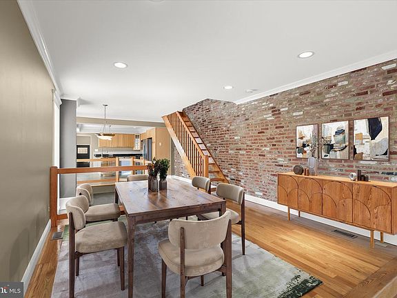 4th image of 830 S Clinton St