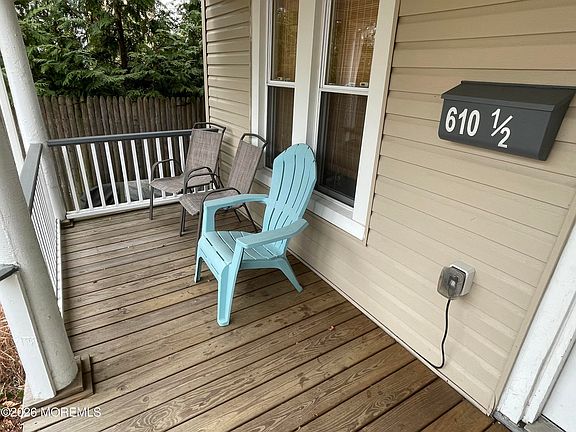 2nd image of 610 1/2 1st Ave