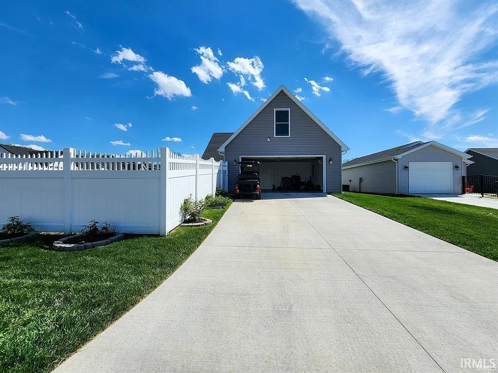 4 bed, 3.0 bath, 2423 sqft, $3,495 — Photo 3