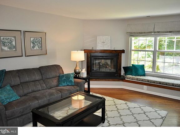 3rd image of 17 Rampart Dr