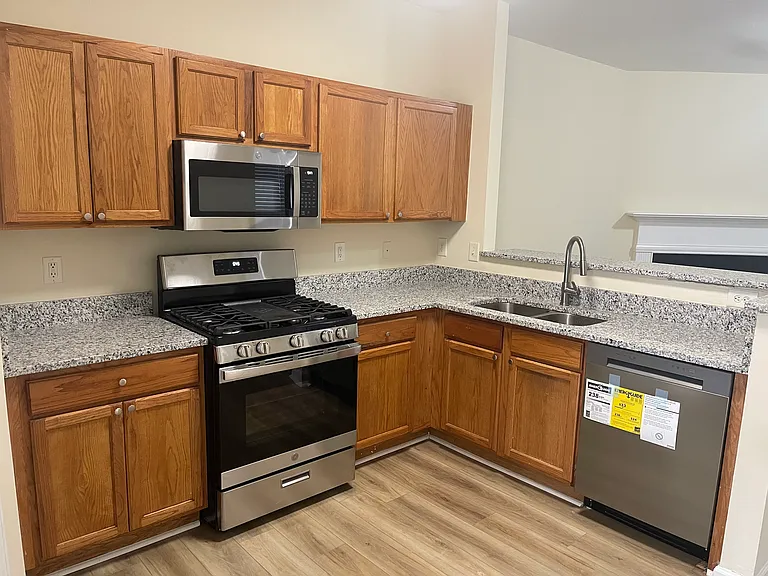 883 Redwood Dr — Photo 3