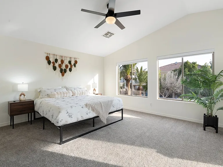487 E Cantebria Dr — Photo 4