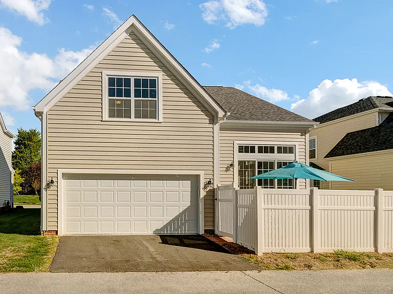 8045 Butterworth Green Dr — Photo 23