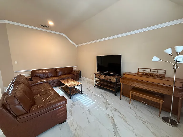 1107 Lyra Ln — Photo 3