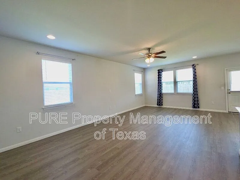 4 bed, 2.5 bath, 2381 sqft, $2,350 — Photo 3