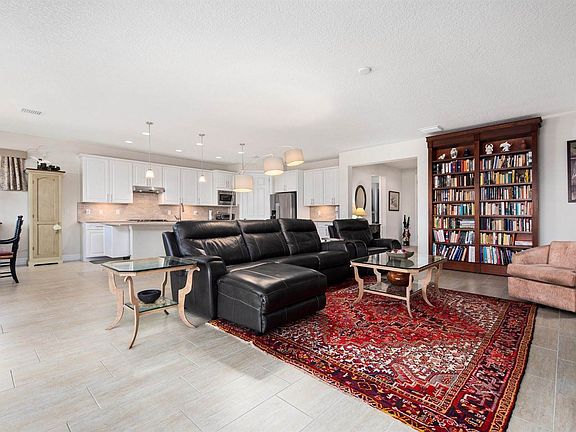 5th image of 608 SE Monteiro Dr