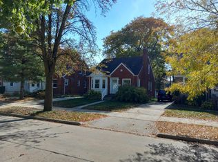 1375 Anita Ave, Grosse Pointe Woods, MI 48236